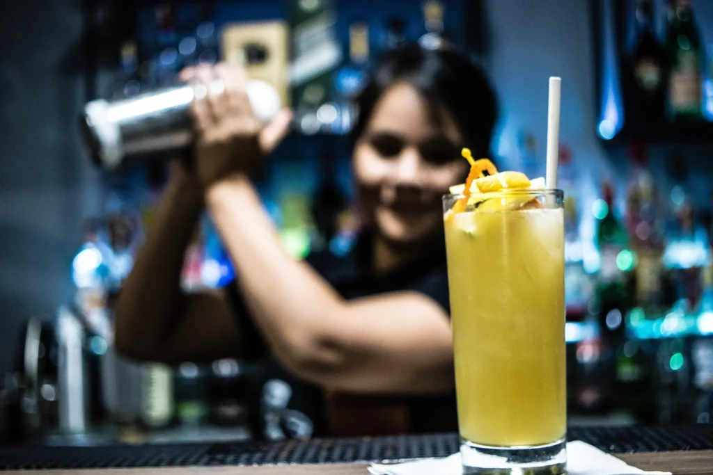 Master Bartending Techniques with Vin.School’s Bartending Courses
