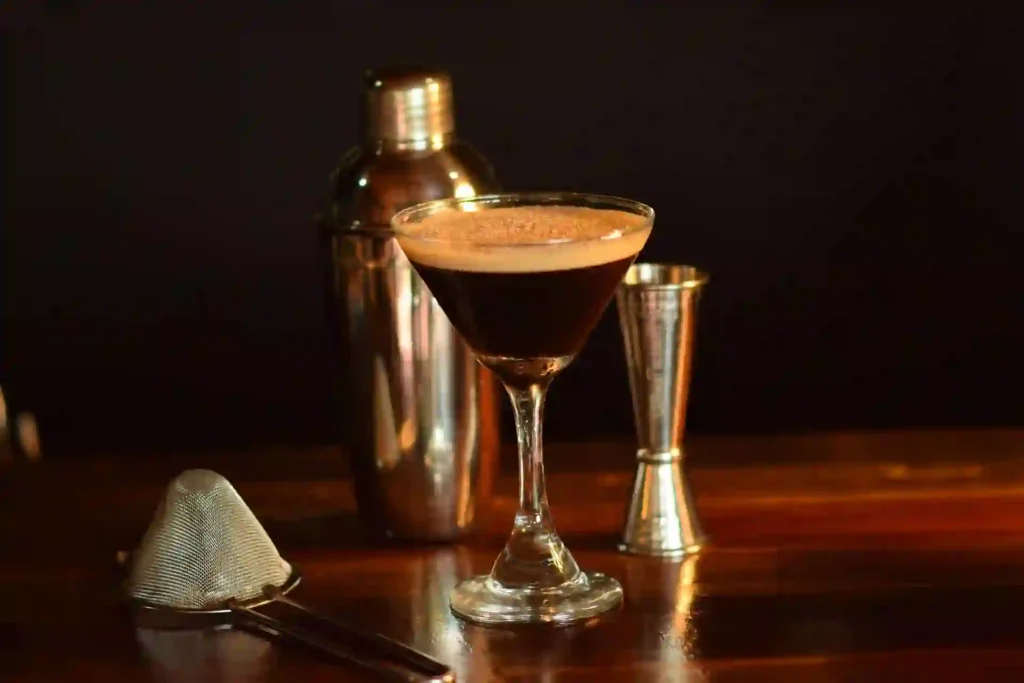 Master the Art of Mixology with Vin.School: Cocktail Recipes & Bartending Techniques